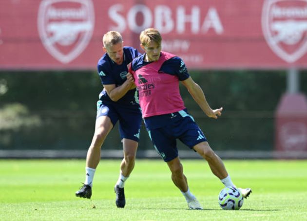 Zinchenko (trái) và Odegaard (phải) chưa thể sớm trở lại thi đấu.